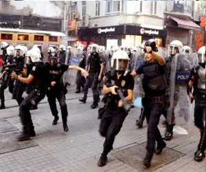   مصر اليوم - الشرطة التركية تفرق مظاهرات في إسطنبول وأنطاكيا