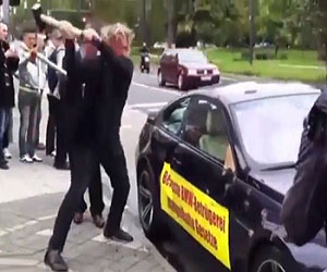 مصر اليوم - إيطالي يدمِّر سيارته من نوع بي إم دبليوإحتجاجًا على الشركة