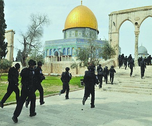   مصر اليوم - إشتباكات واعتقالات أثناء اقتحام الشرطة الإسرائيلية للمسجد الأقصى