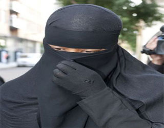   مصر اليوم - محكمة بريطانية تسمح لمسلمة ارتداء النقاب داخل قاعتها