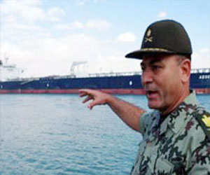   مصر اليوم - عسكر يتفقد مجرى قناة السويس وسط تحليق مكثف للطائرات