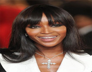   مصر اليوم - نعومي كامبل تحارب العنصرية على منصة الأزياء