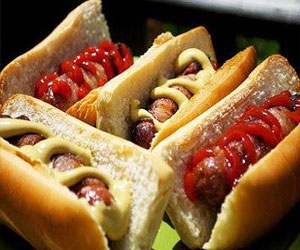   مصر اليوم - الإفراط في إلتهام الوجبات السريعة بدلاً من الخضراوات يعرض الرجال للاكتئاب