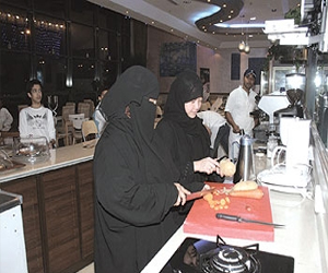   مصر اليوم - سعودية تفتتح مطعم وتديره بنفسها