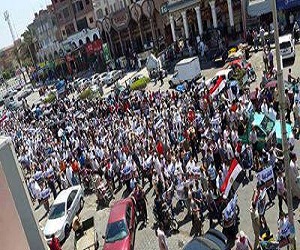   مصر اليوم - هجوم بالشاي والقهوة على مسيرة مؤيدة لمرسي في دمياط