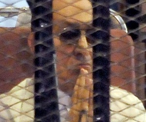   مصر اليوم - التحقيق مع طبيب مبارك لتسجيله حوارًا دون علمه