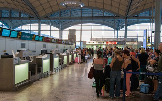   مصر اليوم - وفاة رضيع سقط من حزام نقل الأمتعة في مطار في إسبانيا