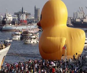   مصر اليوم - عرض لأكبر بطة مطاطية في ميناء تايوان