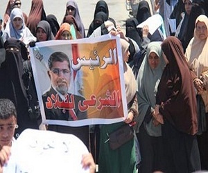   مصر اليوم - وقفة نسائية مؤيدة لمرسي في الإسكندرية