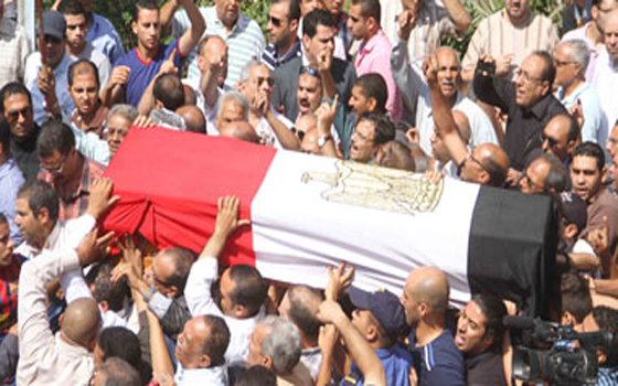   مصر اليوم - الآلاف يتقدمهم الببلاوي والسيسي يشيعون جنازة شهيد كرداسة وسط تشديدات أمنية