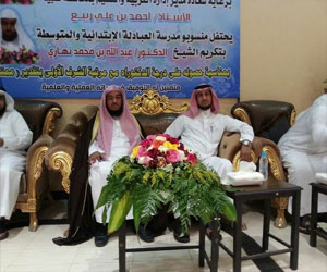   مصر اليوم - مدرسة العبادلة تُكرّم المعلم نهاري لنيله درجة الدكتوراة