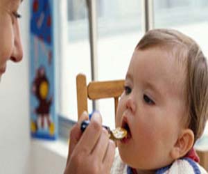 مصر اليوم - تناول الطفل الطعام مع والديه يزيد من شهيته