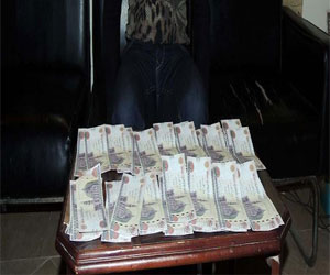   مصر اليوم - ضبط مزور عملات فئة 200 جنيه في العبور