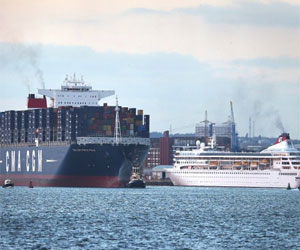   مصر اليوم - حمولات السفن المارة في قناة السويس تخطت 3 مليون طنًا