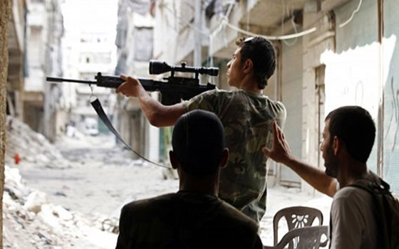   مصر اليوم - معارك عنيفة في ريف دمشق وقصف حمص المحاصرة لليوم الـ500