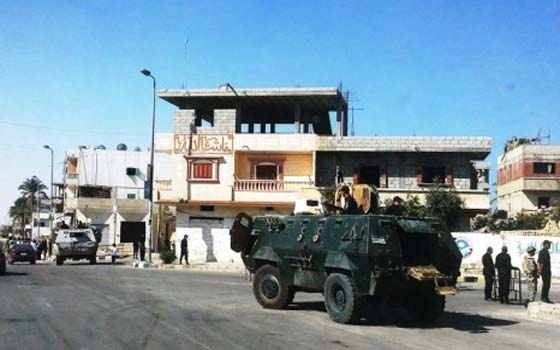   مصر اليوم - قوات الجيش تبدأ حملة مداهمات في العريش وتعتقل عشرة مشتبه بهم