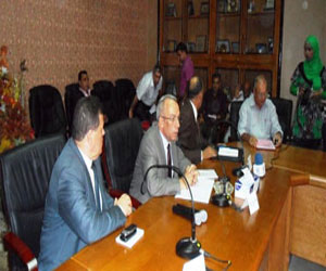   مصر اليوم - محافظ شمال سيناء يناقش مطالب الأهالي في الدستور