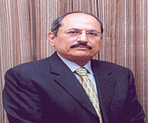 مصر اليوم - الرئيس السوداني يمنح وسام النيلين لمدير منظمة العمل