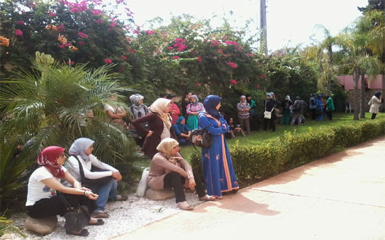   مصر اليوم - طالبات في جامعة فاس يقتحمن الحي الجامعي بسلالم من عند الجيران