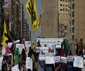   مصر اليوم - سلاسل بشرية لطلاب الإخوان في جامعة الفيوم للمطالبة بعودة مرسي