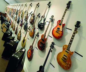 مصر اليوم - فرقة كولومبية تحول النفايات إلى آلات موسيقية