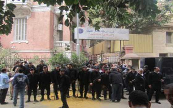   مصر اليوم - عائلة المواطن الفرنسي تقيم شكوى قضائية في بلاده