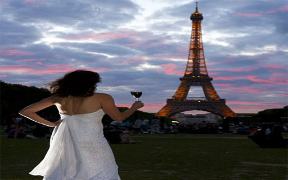 مصر اليوم - عروس تجوب 19 دولة بفستان زفافها ليلتقط لها زوجها صورًا مميزة