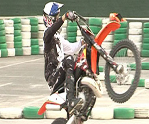   مصر اليوم - مغامرة من جنوب أفريقيا تصل على دراجتها البخارية إلى أسوان