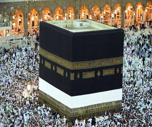   مصر اليوم - الكعبة الشريفة ترفع إزارها استعدادًا لموسم الحج