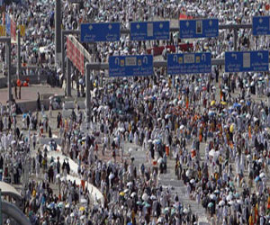   مصر اليوم - محافظ الإسماعيلية يودع أعضاء بعثة الحج