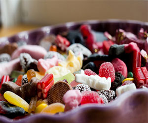   مصر اليوم - منع مادة محظورة في قطع من الحلوى السويدية