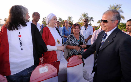   مصر اليوم - السائحون يرقصون على أغنيات الريس متقال في مهرجان رسالة من الأقصر