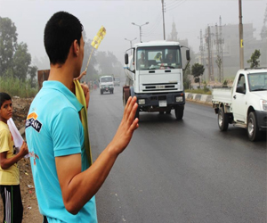   مصر اليوم - سلسلة بشرية لـإخوان الإسكندرية بالبلالين الصفراء