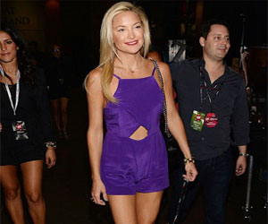 مصر اليوم - كيت هدسون تظهر ساقيها المنحوتتين في بذلة أرجوانية