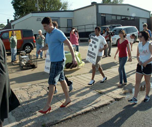   مصر اليوم - رجال يرتدون الأحذية النسائية في مسيرة للتنديد بالعنف ضد المرأة في كندا