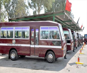   مصر اليوم - القوات المسلحة تهدي محافظة شمال سيناء 12سيارة نقل جماعي