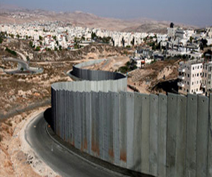   مصر اليوم - فلسطينيون يثقبون الجدار العازل وجيش الاحتلال يعزز انتشاره بمحيطه