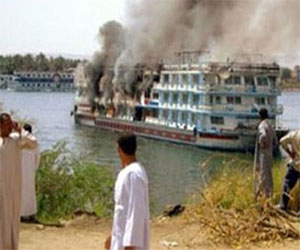 مصر اليوم - حريق هائل في باخرة نيلية وإصابة 5 أشخاص