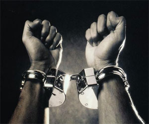 مصر اليوم - القبض على 3 طلاب ومدرس حرضوا على عصيان مدني