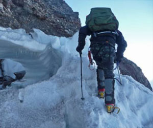   مصر اليوم - متسلق جبال فرنسي يعثر على مجوهرات هندية وسط الثلوج