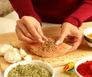   مصر اليوم - إصابة ربة منزل وطفلين بإعياء لتناول وجبة فاسدة في سوهاج