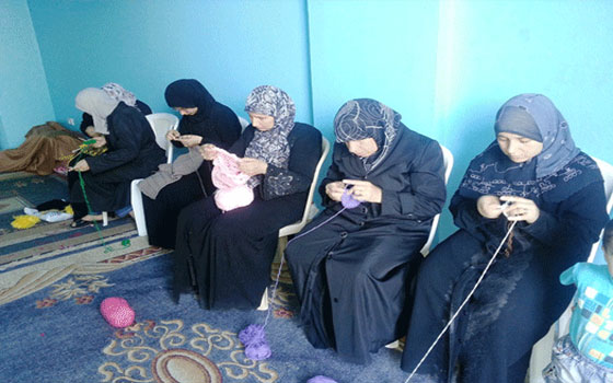 مصر اليوم - نساء سوريات نازحات ينخرطن في مشروع لحياكة ملابس صوفية