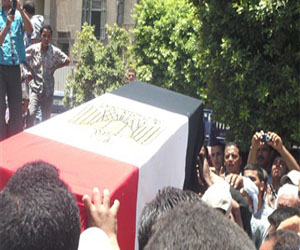   مصر اليوم - الآلافُ يشيِّعونَ مُجنّدًا قتله قنّاصٌ في منطقة سيناء