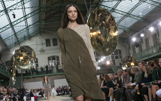   مصر اليوم - تألق في عروض أزياء سيليني وكلوي في أسبوع الموضة في باريس