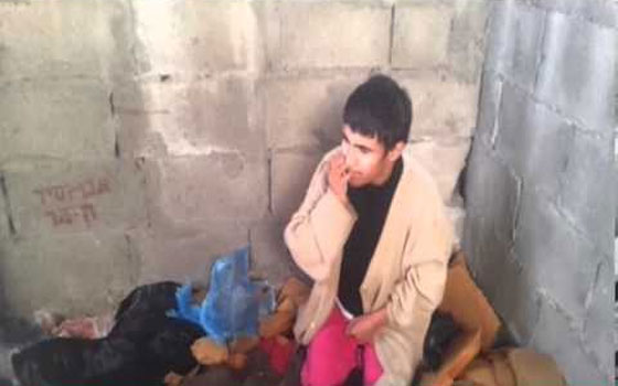 مصر اليوم - فتاةٌ فلسطينية يتيمةُ الأب تتركها أمها عاريةً لسنوات تعيشُ بين الأغنام