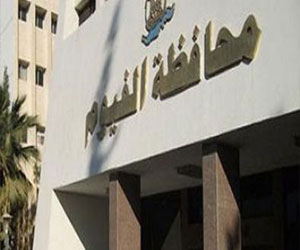   مصر اليوم - شابان يقتحمان حاجزًا أمنيًا في الفيوم