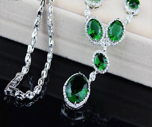   مصر اليوم - قلادة من الماس والزمرد تقدر بحوالي 5.5مليون يورو