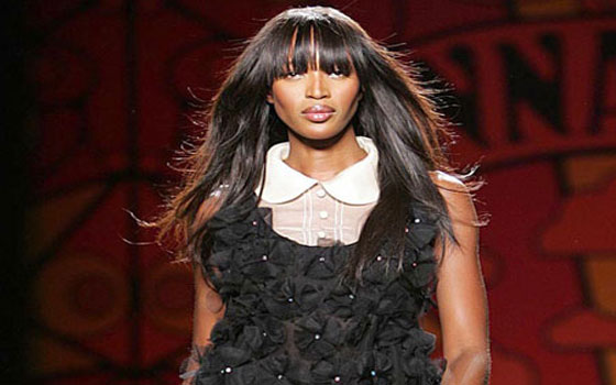   مصر اليوم - نعومي كامبل تحارب العنصرية على منصة الأزياء