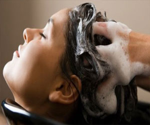 مصر اليوم - حمام زيت طبيعي لعلاج الشعر التالف