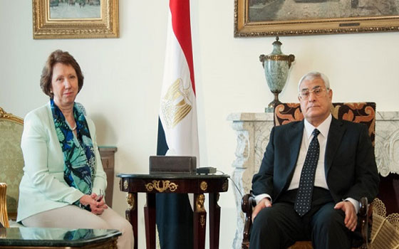   مصر اليوم - آشتون تبدأ زيارتها الثالثة إلى مصر منذ عزل مرسي لتجديد الحوار السياسي